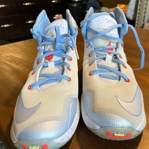 LeBron James nike holiday edition 13 shoes Youth size 7 like new